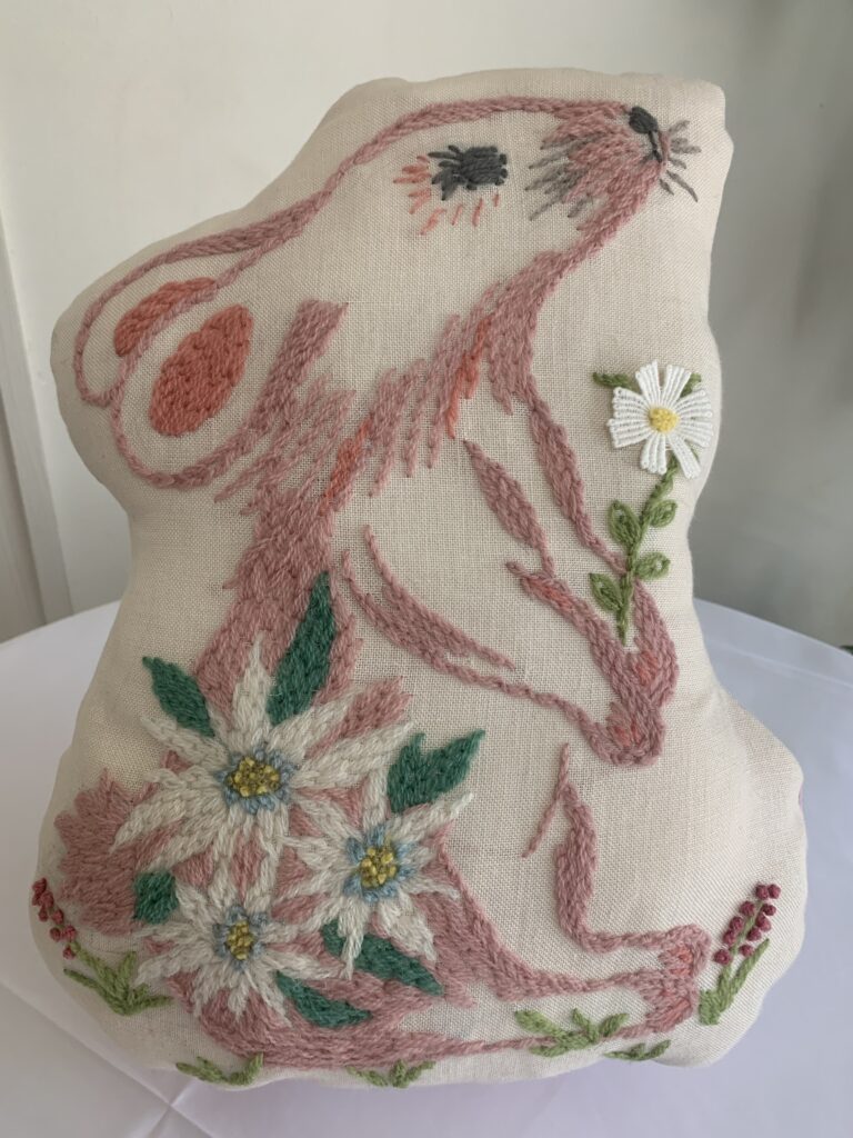 リトルギャラリー】欧風刺しゅう 草原の花々と共に－LOVE BY